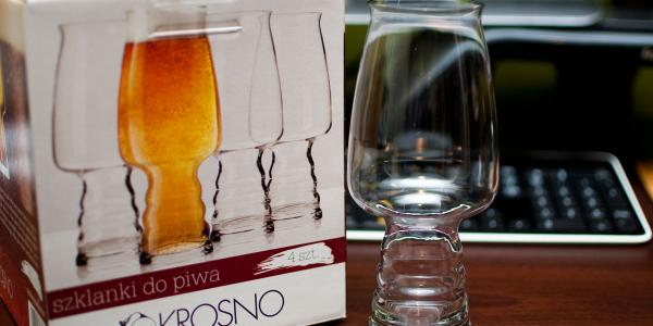 szklanka-obok-pudelka